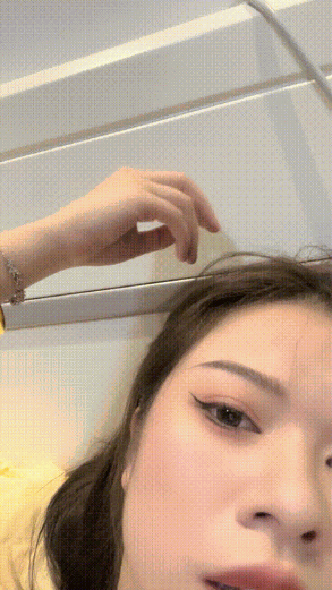 小穴湿哒哒，张开双腿假屌猛捅，对话也精彩340