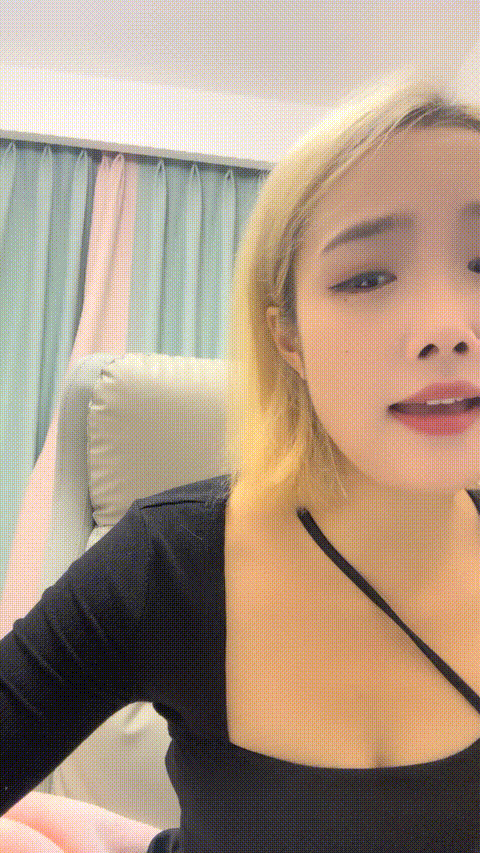 瘦不下来的欢小姐闷骚的人妻少妇露脸丝袜情趣装诱惑跟小哥激情啪啪直播，男友炮擊