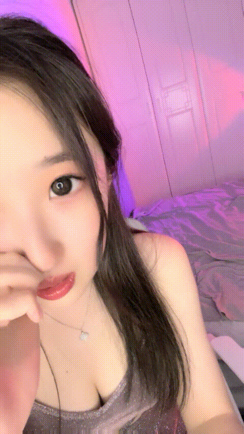 童颜巨乳新人妹妹，腰细胸大两个车灯，展示身材晃奶，，张开双腿粉穴特写185