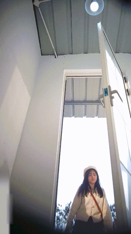 ⚫️美女如云街边女公厕真实偷拍多位小姐姐方便还有换衣的，同步露脸