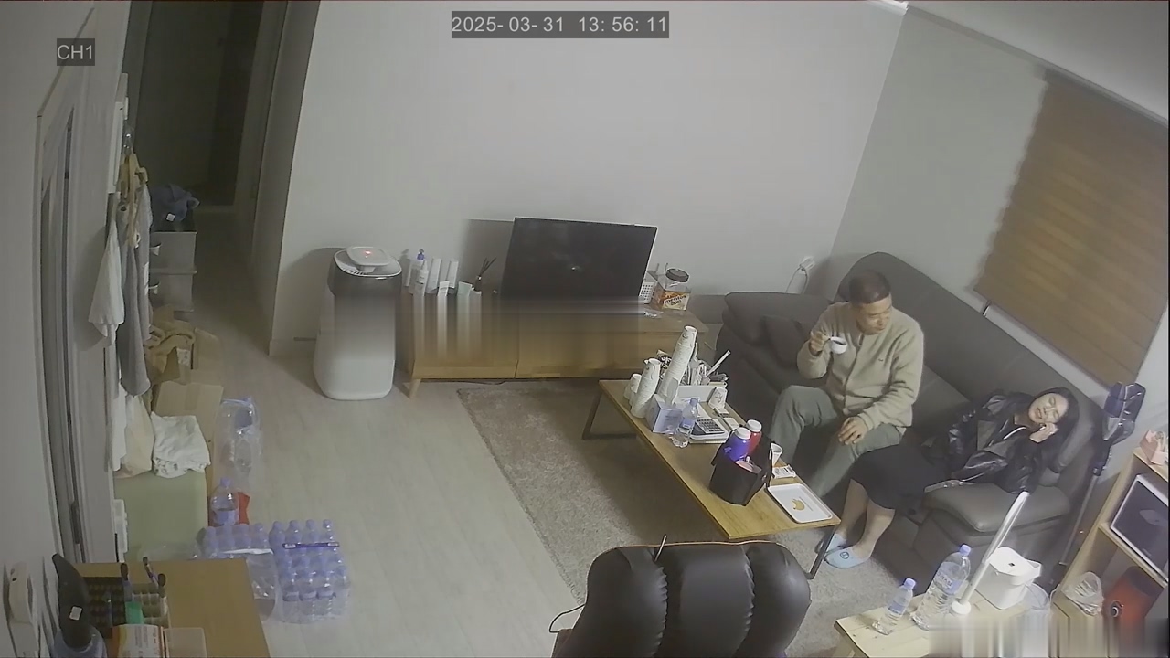 [MP4/455MB]家庭台偷拍大叔出差回来等中午下班的媳妇回家迫不及待在沙发上来一炮泄泄火