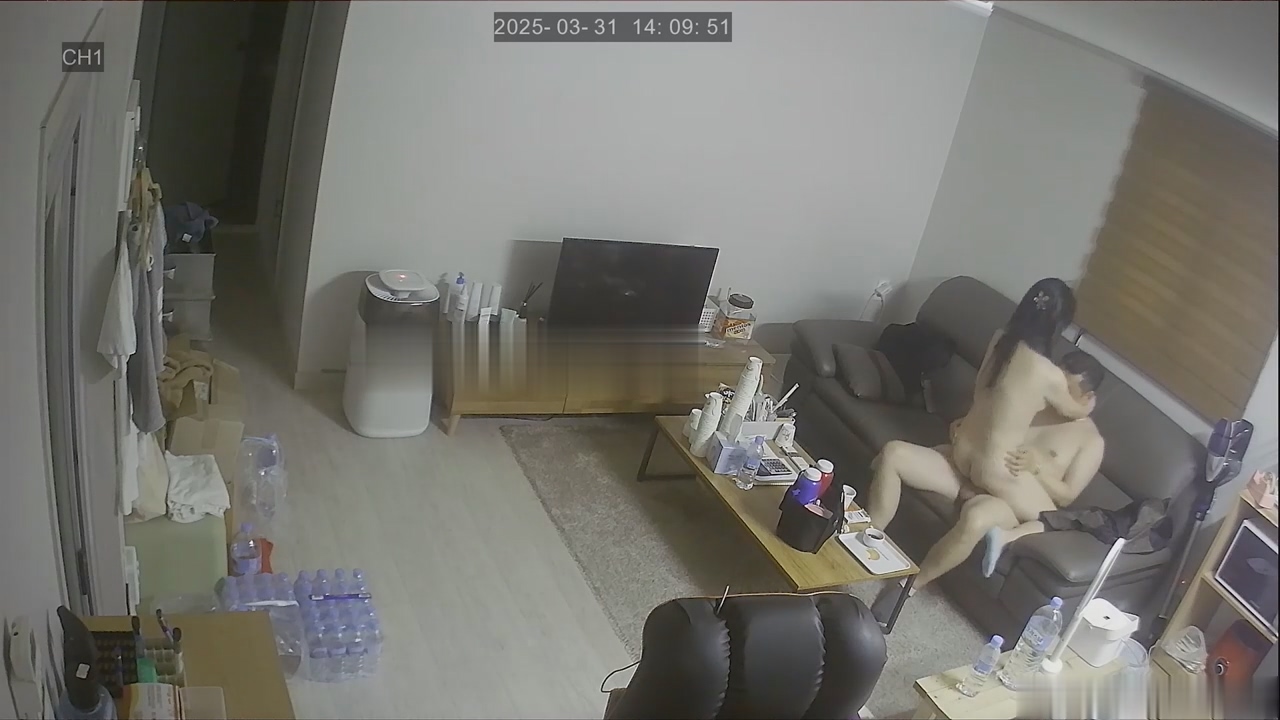 [MP4/455MB]家庭台偷拍大叔出差回来等中午下班的媳妇回家迫不及待在沙发上来一炮泄泄火