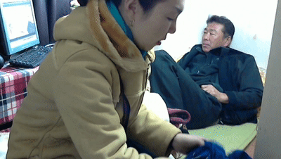 韩国远古中老年家中肏逼❤️一边看AV，一边肏逼，不是一般会玩呀！[432.09M/MP4/28:44/116]