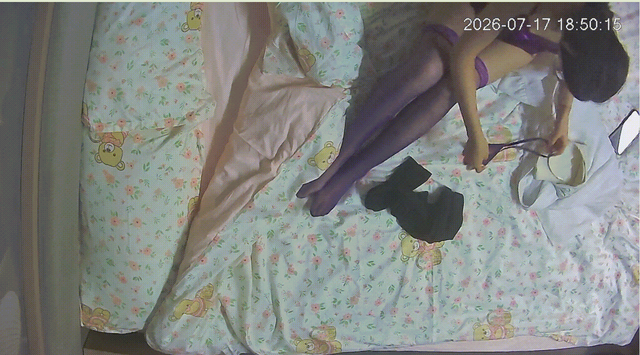 [MP4/674MB]7-17流出酒店偷拍闷骚眼镜美女换上紫色情趣内衣丝袜和年轻帅哥激情
