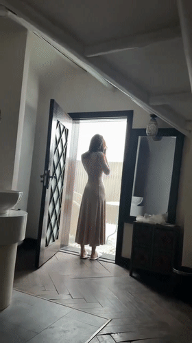 ❤️❤️杭州多人运动，让你老公看看，你前后被插满，边上还排着队的样子，嘴里喊着谢谢老公送来的大鸡吧，母狗表情是真反差啊